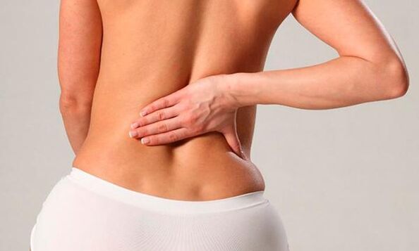 Mal di schiena nella regione lombare di una donna