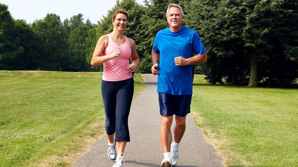Fare jogging all'aria aperta per prevenire dolori articolari