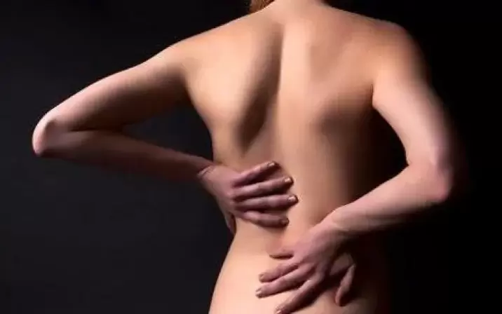Per l'osteocondrosi, puoi massaggiare la schiena con un tradizionale massaggio riscaldante.
