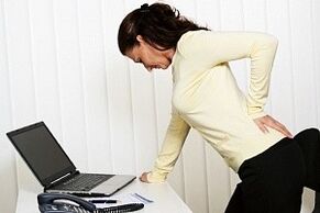 una donna ha mal di schiena nella regione lombare