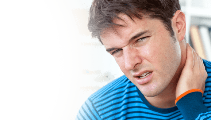 il collo dell'uomo fa male
